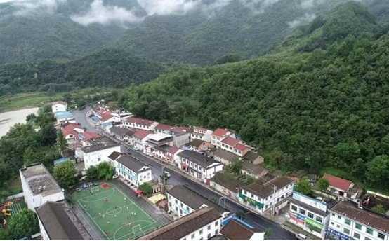 Photo shows a primary school in Wuguanyi township, Liuba county, northwest China's Shaanxi province. (Photo from People's Daily)