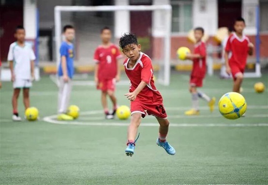 A soccer player of a primary school in Wuguanyi township, Liuba county, northwest China's Shaanxi province joins training to prepare for provincial- and municipal-level games. (Photo from People's Daily)