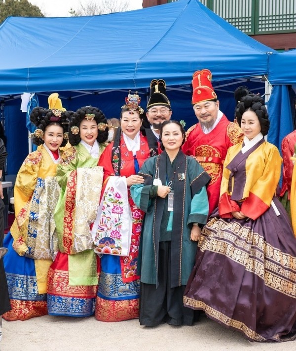 경복궁 경회루에서 "우리 궁중의상 변천사" 한복패션쇼 참가자들이 기념 촬영을 하고 있다.