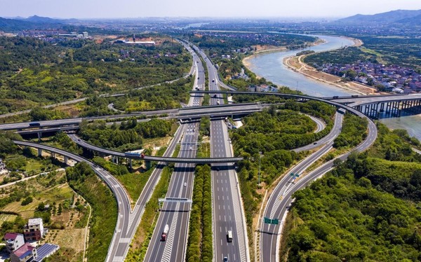 Photo taken on Sept. 6, 2022 shows an interchange along the G60 expressway that connects Shanghai and southwest China's Yunnan province. (Photo by Zhang Yongtao/People's Daily Online)