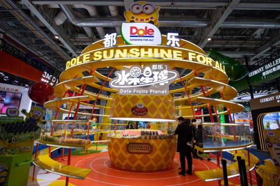 People visit the exhibition booth of agricultural multinational corporation Dole at the Food and Agricultural Products section of the fifth China International Import Expo, Nov. 5, 2022. (Photo by Weng Qiyu/People's Daily Online)