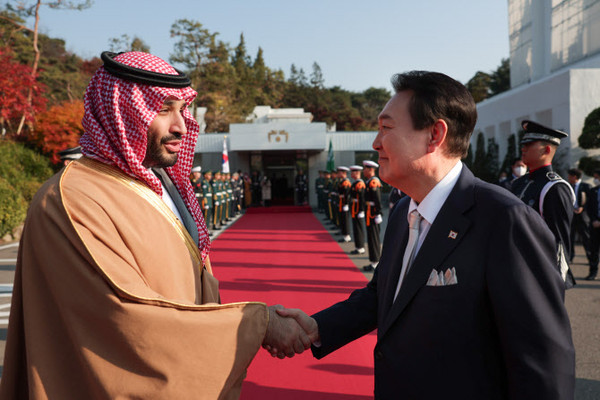 President Yoon Suk-yeol (right) shakes hands with Saudi Arabian Crown Prince Mohammed bin Salman at the Presidential residence in Hannam-dong, Yongsan, Seoul  on Nov. 17.