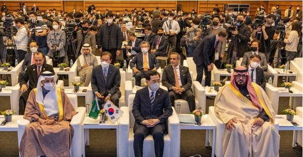 Trade, Industry and Energy Minister Lee Chang-yang (center in the front row) and Saudi Investment Minister Khalid al-Fali (right in the front row) attend the 2022 Korea-Saudi Investment Forum held at the Korea Chamber of Commerce and Industry in Jung-gu, Seoul on Nov. 17.
