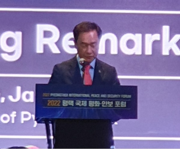 Mayor Jung Jang-seon of Pyeongtaek City gives a speech.