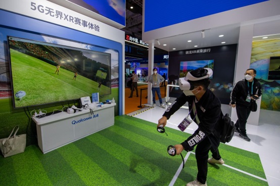 A visitor to the fifth China International Import Expo plays an extended reality soccer game at the exhibition booth of Qualcomm, Nov. 5, 2022. (Photo by Weng Qiyu/People's Daily Online)
