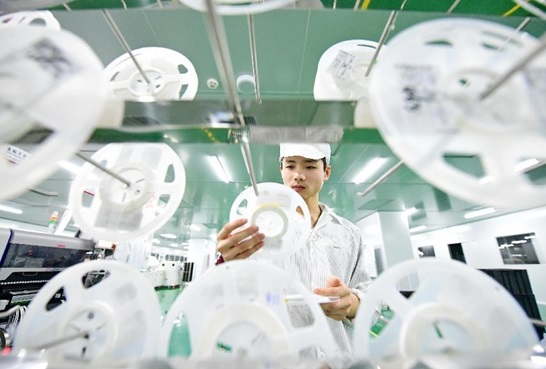 A man manufacturers 5G products at a digital workshop of a tech firm in Ganzhou, east China's Jiangxi province, May 31, 2022. (Photo by Zhu Haipeng/People's Daily Online) 