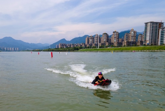 A woman tries jet surf at an open-day activity held by the Chinese national team of jet surf on the Nanming Lake in Lishui, east China's Zhejiang province. (Photo courtesy of the aquatic sports management center under the General Administration of Sport)