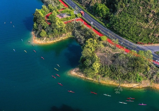 The municipal kayaking and rowing teams of Zibo, east China's Shandong province are training in Lishang township, Chun'an county, Hangzhou, east China's Zhejiang province, April, 2022. (Photo by Yang Bo/People's Daily Online) 