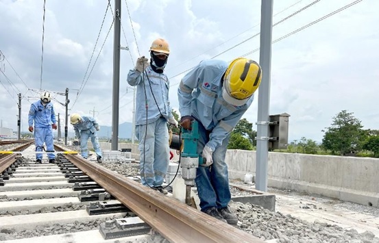 Rail tracks are being laid for the Jakarta-Bandung High Speed Railway in Indonesia. (Photo by Li Qiang/People's Daily)