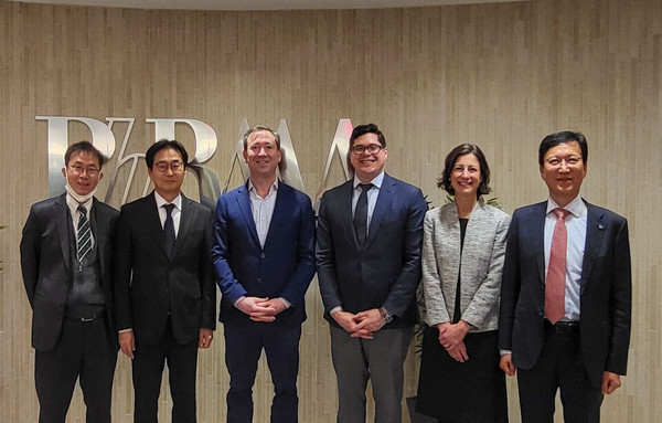 Chairman Won Hee-mok of KPBMA (second from left), Senior Vice President Jay Taylor of PhRMA  (third from left) and Chairman Yoon Seong-tae of Huons Global (far right), along with other guests, take a commemorative photo at the Pharmaceutical Research and Manufacturers Association of America (PhRMA) in Washington, DC, USA, On Nov. 18 (local time).