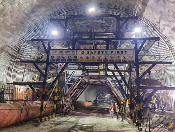 Mechanized construction is adopted in the Tunnel No. 6 of the Jakarta-Bandung High-Speed Railway to ensure safety and on-time completion. (Photo by China Railway No. 3 Engineering Group Co., Ltd.)