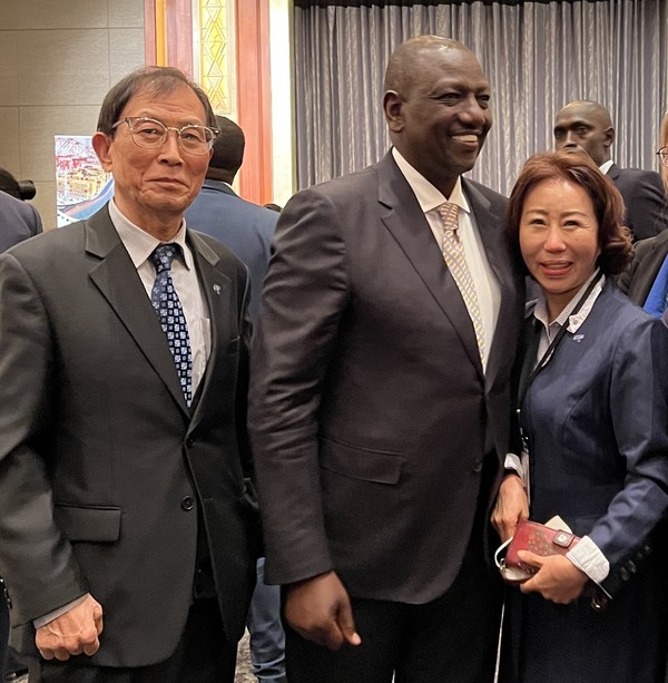 Photo shows President William Ruto of Kenya flanked on the right by Vice Chairperson Joy Cho of The Korea Post media and Vice Chairman Choe Nam-suk on the left.