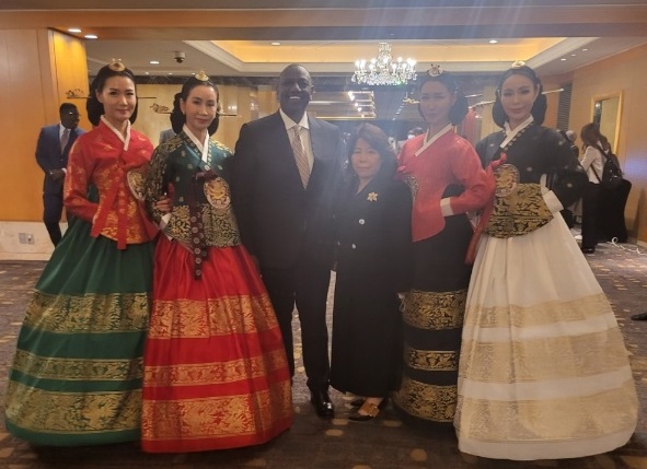 On a good day, Executives of the Kim Kwang-ja Hanbok Research Institute participated in the exhibition and received the favor and love of the Kenya President