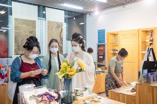 Visitors shop at a gift shop of the Anhui Museum, Hefei, east China's Anhui province, August, 2022. (Photo by Luo Xianyang/People's Daily Online) 