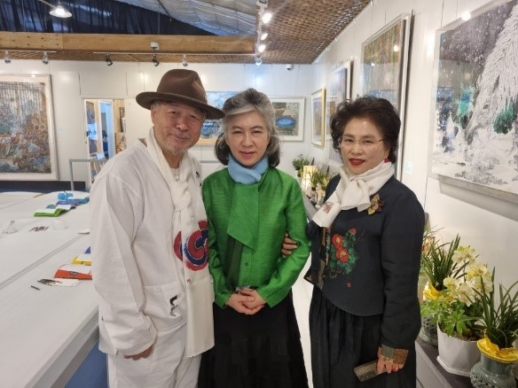 Photo shows from the left, Honorary Chairman Kwon Tae-kyun of Arirang cheering squad, Artist Lee Hyang, and Director Yoon Seo-young of Hand-in-Hand Art Museum.