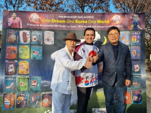 Kwon Tae-kyun, honorary chairman of Arirang cheering squad, CEO Oh Sinan Ozturk of the Global Business Alliance and Vice chairman Song Na-ra of Korea Post are taking a commemorative photo.
