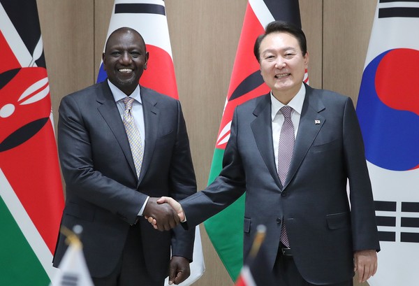 President Yoon Suk-yeol (right) shakes hands with Kenyan President William Ruto after holding a summit at the presidential office in Seoul on Nov. 23, 2022.