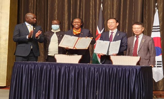 Photo shows, from the left, Kenya's Minister of Land, Infrastructure and Transport Hon. Onesmas Murkomen, EBK Director Grace Onyango, EBK Chairman Ms. Ogai, Joo Seung-ho, Chairman of KPEA, and Yoon Sugk-yong, Chairman of KPEA.