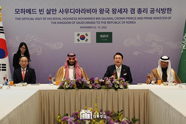 President Yoon (seated third from left) speaks at a meeting with Crown Prince Muhammad bin Salman of the Kingdom of Saudi Arabia (seated second from left) at a meeting with in Seoul on Nov. 17, 2022. At left is Deputy Prime Minister/Minister of Economy & Finance Choo Kyung-ho and at far right is the Saudi Arabia counterpart of Choo. (Photo: Presidential Office of Korea).