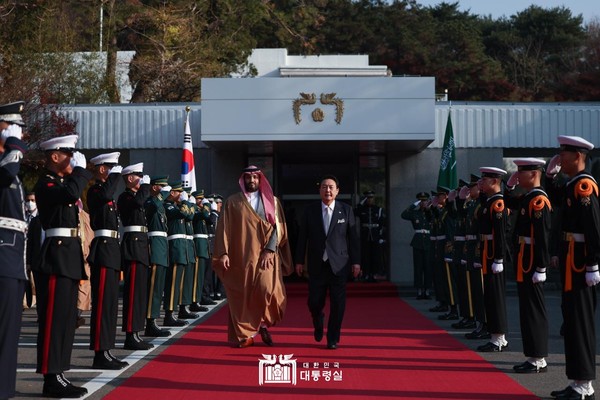 Crown Prince Muhammad bin Salman of the Kingdom of Saudi Arabia inspects the Korean Presidential Honor Guards at the Presidential Office in Samgak-ji, Yongsan, Seoul with his Korean counterpart, President Yoon Suk-yeol.