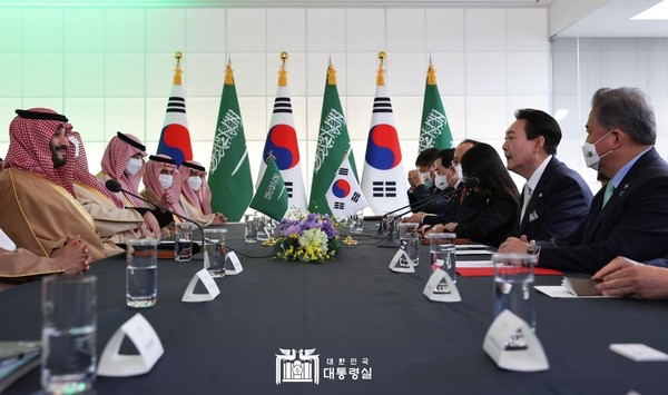 윤석열 대통령(오른쪽에서 두 번째)이 2022년 11월 17일 서울에서 열린 사우디아라비아 왕국의 무함마드 빈 살만 왕세자(왼쪽)와 회담하고 있다. 맨 오른쪽은 한국의 외교 및 외교 전문가인 박진 외교부 장관이다.