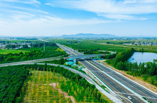 Photo shows the Tai'an-Zaozhuang section of the Beijing-Taipei Expressway in east China's Shandong province. (Photo courtesy of Shandong High Speed Company Limited)