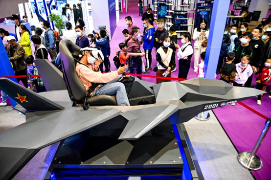 A child "pilots" a plane via a VR program at the 2022 World Conference on VR Industry in Nanchang, east China’s Jiangxi province, Nov. 13, 2022. (Photo by Bao Gansheng/People's Daily Online)