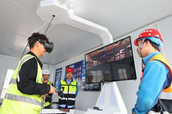 A construction worker joins a VR safety program at a construction site in southwest China's Chongqing municipality, May 29, 2022. (Photo by Sun Kaifang/People's Daily Online)