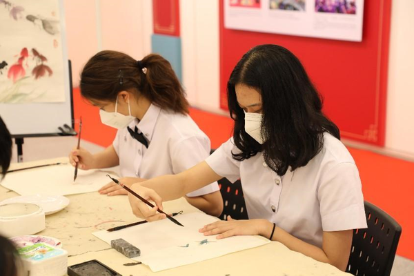 Students from the Princess Galyani Vadhana Institute of Music in Thailand learn traditional Chinese painting at the China Cultural Center in Bangkok. (Photo by Sun Guangyong/People's Daily)