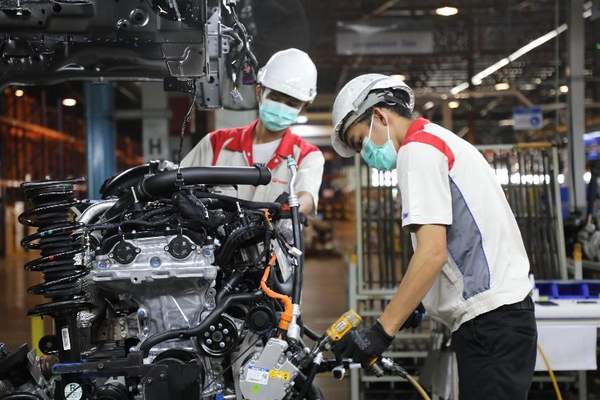Workers assemble a chassis of a new energy vehicle at a factory of the Chinese carmaker Great Wall Motor in Rayong, Thailand. (Photo by Zhao Yipu/People's Daily)