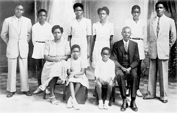 아고스티뉴 네투 (맨 오른쪽에 서 있음) 그의 부모 및 형제 자매와 함께