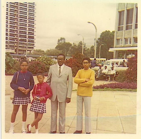 1972년 케냐 나이로비에서 아이들과 함께한 네투