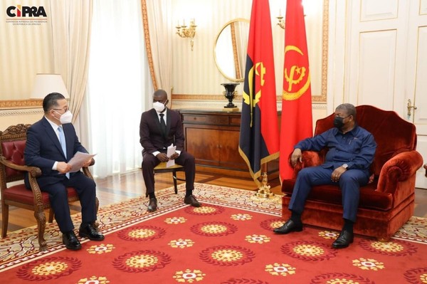 AKEDA executive Chung Si-woo in a meeting with the President of Angola