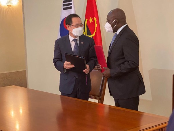 Angola Minister of External Affairs and Korea Ambassador to Angola during the signature of the second phase of Public Security Project implemented through Korea Eximbank