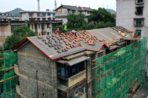 An old residential building in Shuangjiang township, Tongdao Dong autonomous county, Huaihua, central China's Hunan province is being renovated, Aug. 31, 2022. (Photo by Li Shangyin/People's Daily Online)