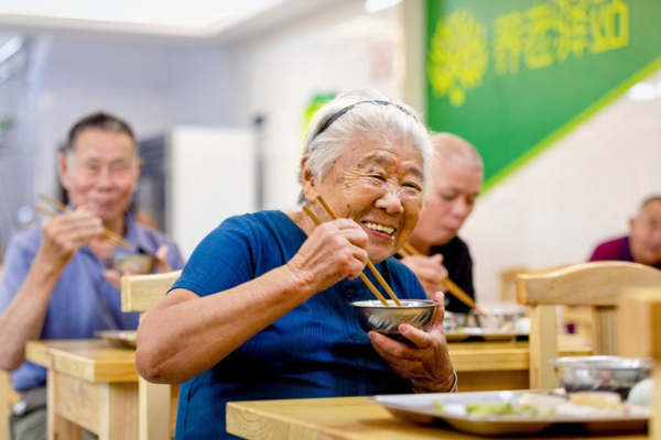 Senior residents dine in a community-based elderly care center in Dayuanxia village, Daruoyan township, Yongjia county, Wenzhou, east China's Zhejiang province, Sept. 1, 2022. (Photo by Liu Jili/People's Daily Online)