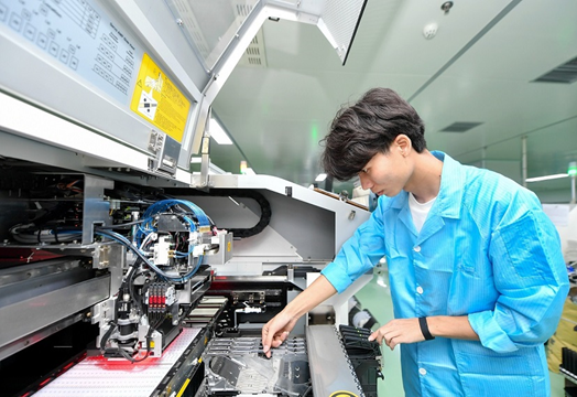 A worker manufactures smart home products on a fully automated production line in a plant of a electronic company in Huzhou, east China's Zhejiang province. Through real-time sampling of production data and whole-supply chain digital production, the company has improved its production efficiency, and the whole manufacturing procedures are traceable and intelligent. (Photo by Tan Yunfeng/People's Daily Online)