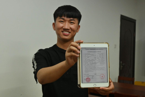 On May 15, 2020, a 2020 graduate of Nanchang Institute of Technology, east China's Jiangxi province, shows an electronic employment contract he signed a day before. The contract is the first electronic employment contract inked in Jiangxi province. (Photo by Li Jie/People's Daily Online)