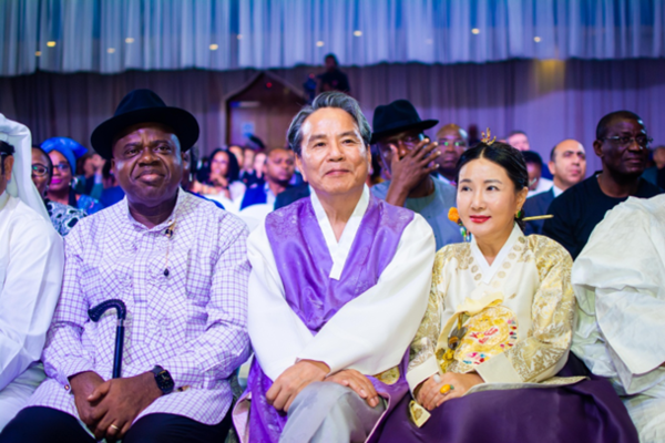 Douye Diri, governor of the Bayelsa State (left) take a picture with Amb. Kim Young-chae (center) and his wife.