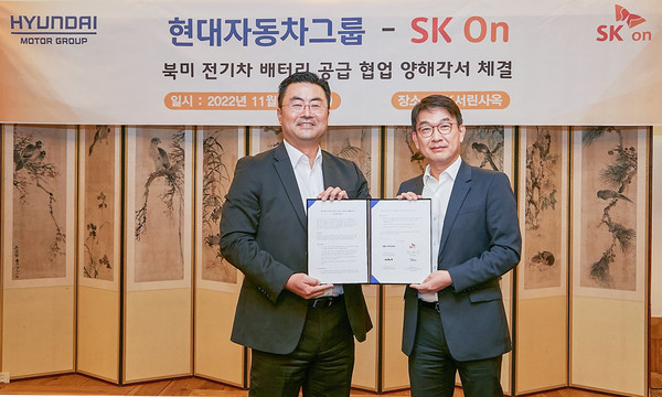 SK On Chief Administrative Officer Choi Young-chan (right) and Hyundai Motor Company Executive Vice President Kim Heung-soo take a commemorative picture after signing MOU to supply EV battery in North America on Nov. 29 at SK Seorin building, Seoul.