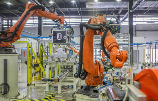 Robotic arms are manufacturing dish-washing machines in an intelligent factory of American home appliance maker Whirlpool in Hefei, east China's Anhui province, Nov. 12, 2021. (Photo by Xu Qingyong/People's Daily Online)