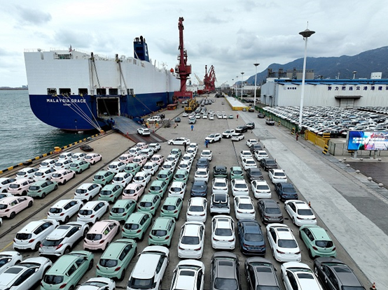 Over 1,100 China-manufactured vehicles are loaded onto a roll-on/roll-off ship at a terminal of the Lianyungang Port, east China’s Jiangsu province, Nov. 18, 2022. These vehicles will be exported to Malaysia. (Photo by Wang Chun/People's Daily Online) 