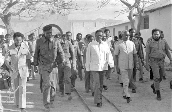 In 1976, Agostinho Neto accompanied by Cape Verde´s President, Aristides Pereira, visited the prison he was sentenced in Cape Verde (Augusta Conchiglia photo)