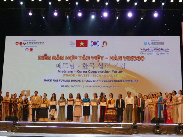 Participants are taking a commemorative photo after finishing the fashion show for the 30th anniversary of diplomatic relations between Korea and Vietnam.