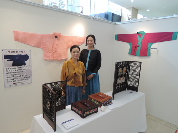 Hanbok designer Kim Hyun-sook and her daughter Kim Yi-rang are taking a commemorative photo at the exhibition.