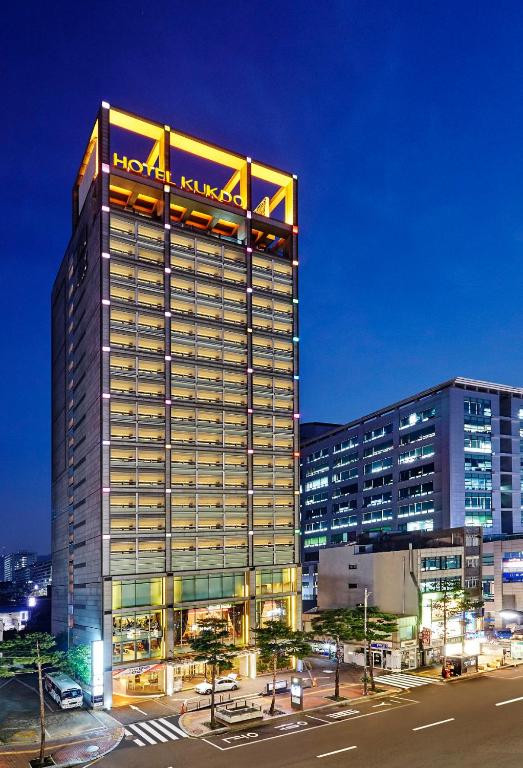 Hotel Kukdo on Eulji-ro 4-ga in the business district in Seoul. With a nice buffet restaurant with an accommodation capacity of up to over 1500 guests, Kukdo boasts a top-rate service for the Korean and international guests.