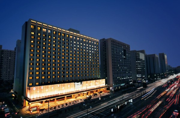 The Garden Hotel in Mapo-gu, Seoul (left building with lights on), is the sister hotel of Hotel Kukdo.