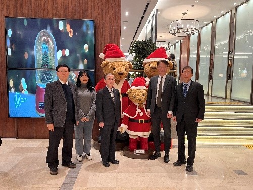 General Manager Lee Sung-Soo of Hotel Kukdo and Seoul Garden Hotel (4th from left) poses with Publisher-Chairman Lee Kyung-sik of The Korea Post media group (3rd from left) together with Senior Vice Chairman Choe Nam-suk (far right), Editor Keven Lee and Reporter Jang Ji-sun (left and 2nd from left).