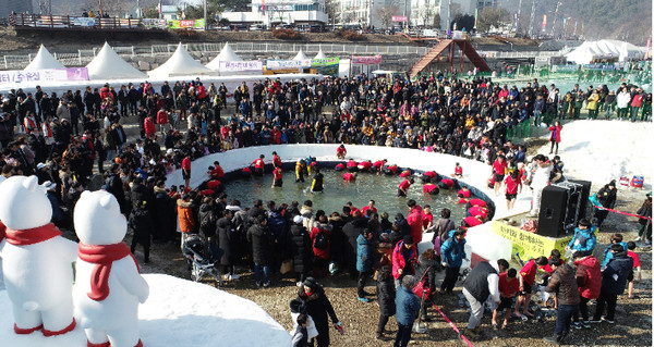 Sancheoneo Ice Festival is being held in Hwacheon-gun.