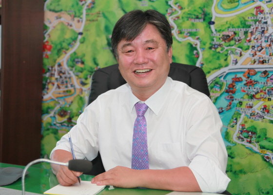 Governor Choi Moon-soon of Hwacheon-gun